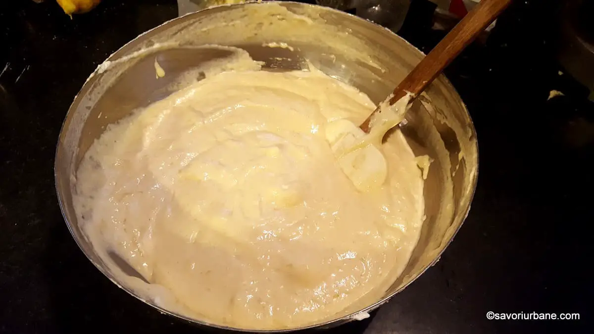 preparare aluat pufos pentru prajitura tavalita cu nuca si miere (7)