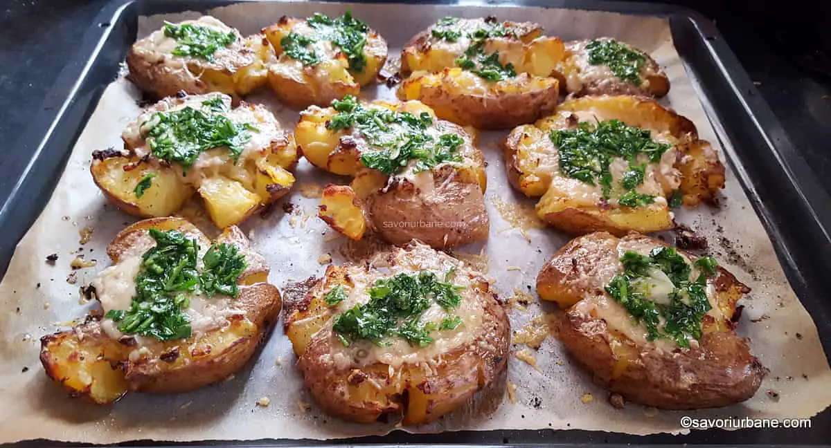 Cartofi copți striviți - cu usturoi, parmezan și verdețuri - rețeta de smashed garlic potatoes savori urbane