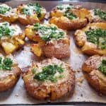 Cartofi copți striviți - cu usturoi, parmezan și verdețuri - rețeta de smashed garlic potatoes savori urbane