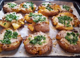 Cartofi copți striviți cu usturoi, parmezan și verdețuri – rețeta VIDEO de smashed garlic potatoes Cartofi copți striviți - cu usturoi, parmezan și verdețuri - rețeta de smashed garlic potatoes savori urbane