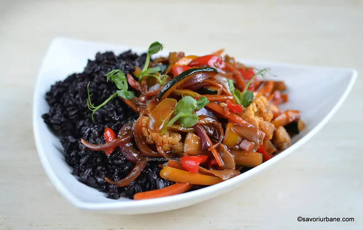Legume sotate la tigaie în stil asiatic - stir fry de legume la wok cu sos de soia, ghimbir și usturoi savori urbane