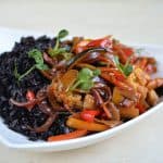 Legume sotate la tigaie în stil asiatic – stir fry de legume chinezești la wok cu sos de soia, ghimbir și usturoi