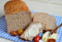 Pâine din făină integrală cu lapte bătut sau iaurt – pâine toast foarte pufoasă și moale Pâine din făină integrală cu lapte bătut sau iaurt - foarte pufoasă și moale reteta savori urbane