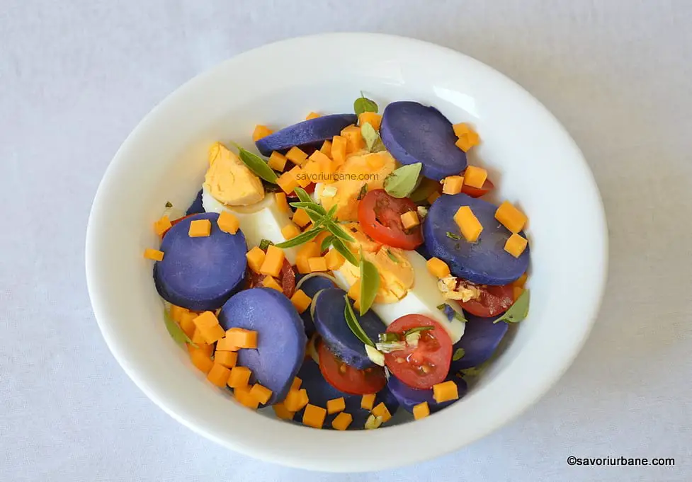 Salată de cartofi violet cu ouă fierte, cheddar, roșii, praz și dressing cu usturoi reteta savori urbane