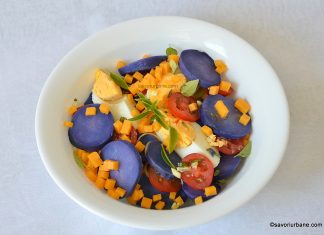 Salată de cartofi violet cu ouă fierte, cheddar, roșii, praz și dressing cu usturoi Salată de cartofi violet cu ouă fierte, cheddar, roșii și dressing cu usturoi reteta savori urbane