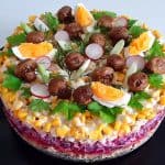 Salată în straturi cu pui, ciuperci, porumb, cartofi, sfeclă roșie – Salată Poienița