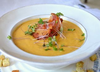 Supă cremă de cartofi dulci cu smântână, crutoane și bacon crocant Supă cremă de cartofi dulci cu smântână, crutoane și bacon crocant reteta savori urbane