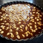 Tartă Snickers fără coacere – prăjitură cu sos caramel, ciocolată și arahide