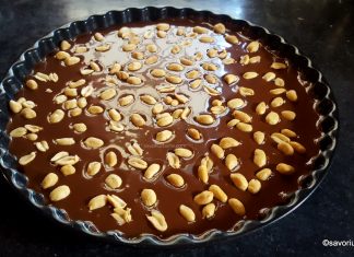 Tartă Snickers fără coacere – prăjitură cu sos caramel, ciocolată și arahide Tartă Snickers fără coacere - prăjitură cu sos caramel, ciocolată și arahide savori urbane