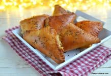 Trigoane cu brânză sărată, plicuri sau portofele cu telemea – rețeta simplă Trigoane cu brânză sărată sau portofele cu telemea - rețeta simplă savori urbane