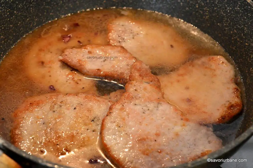 cat de fierb snitelele de porc cu ciuperci si sos cremos de smantana (2)