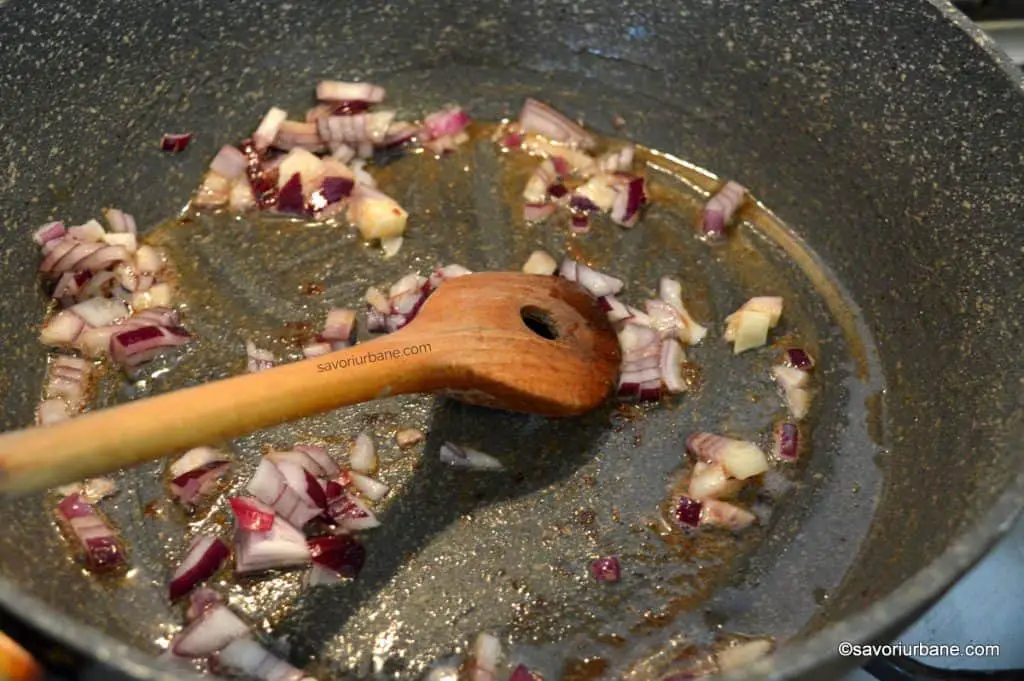 cum se caleste ceapa pentru snitel de porc cu ciuperci si smantana (1)