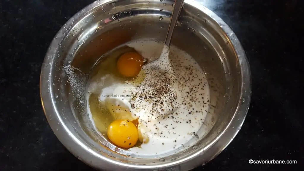 cum se face balta de smantana cu oua pentru placinta cu praz si branza cascaval (1)
