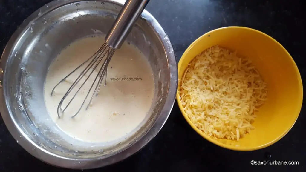 cum se face balta de smantana cu oua pentru placinta cu praz si branza cascaval (2)