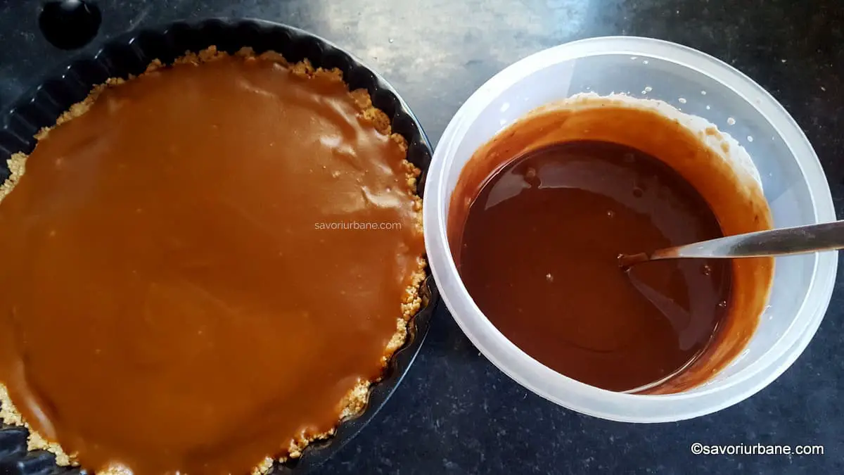 cum se face stratul de ganache de ciocolata amaruie pentru tarta snickers fara coacere (1)