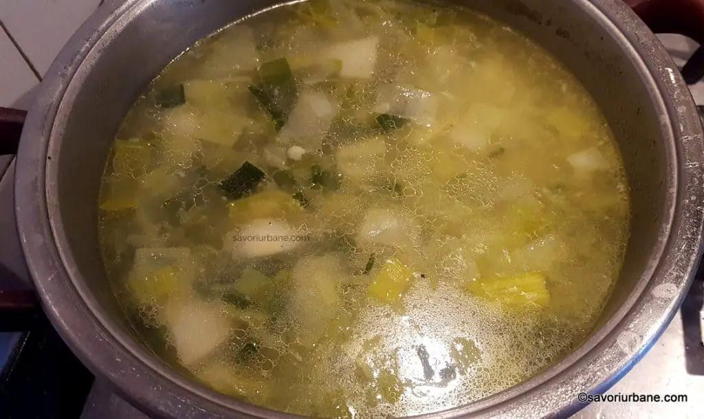 cum se face supa crema de praz cu cartofi preparare pas cu pas (7)