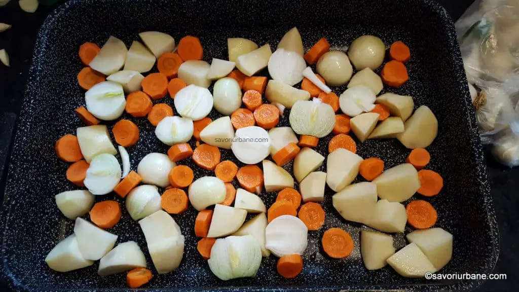 cum se face un pat de legume pentru friptura la cuptor (1)