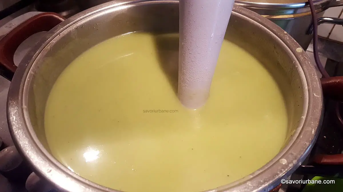 cum se paseaza supa crema de praz cu cartof cu blenderul de mana (1)