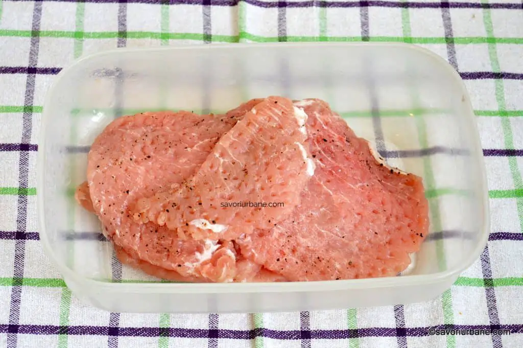 cum se pregateste carnea cotlet de porc pentru snitel cu sos de smantana (1)