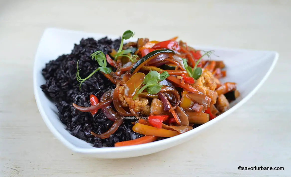 garnitura de legume sotate la wok si orez negru in stil asiatic
