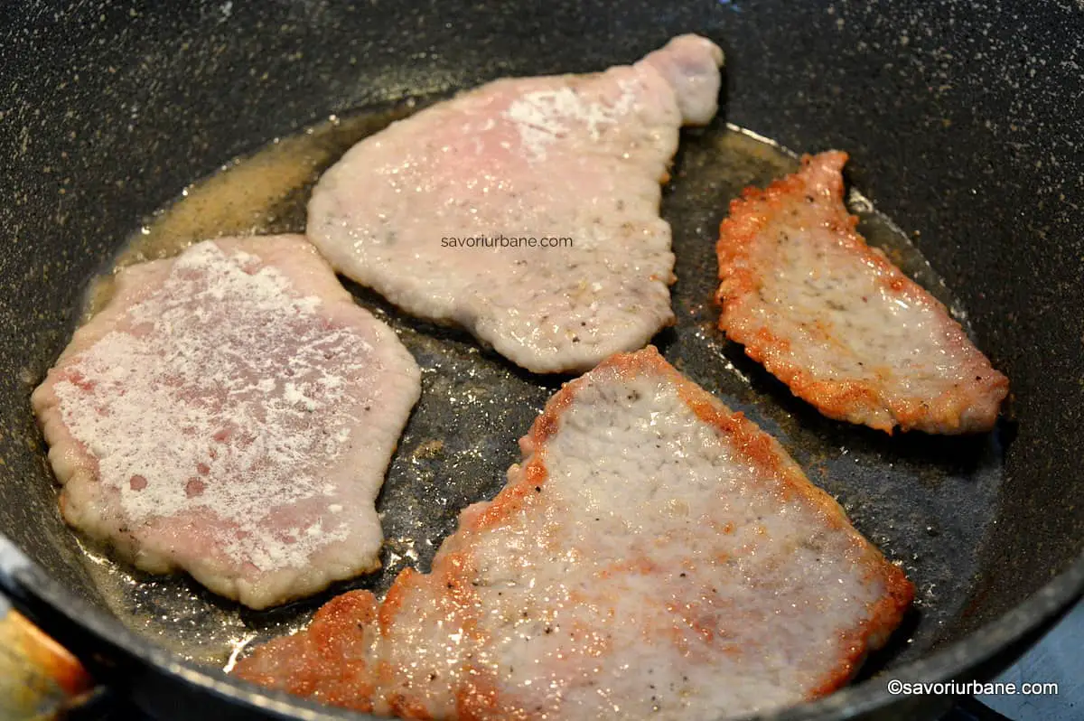 mod de preparare snitel de porc prajit la tigaie cu sos de ciuperci si smantana tip escalop (1)