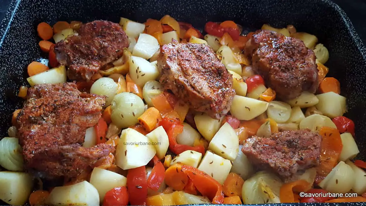 preparare friptura la cuptor felii de carne cu carnati cartofi usturoi ceapa ardei morcovi (1)