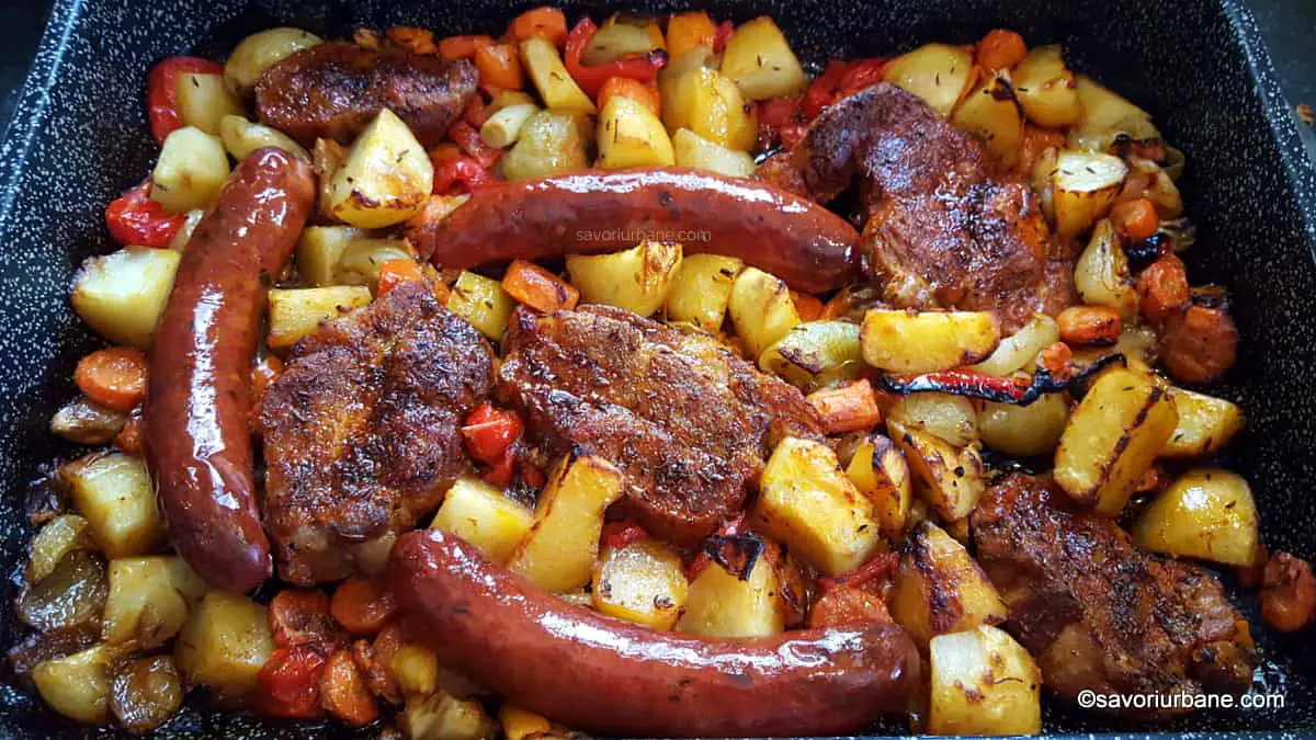 preparare friptura la cuptor felii de carne cu carnati cartofi usturoi ceapa ardei morcovi (3)