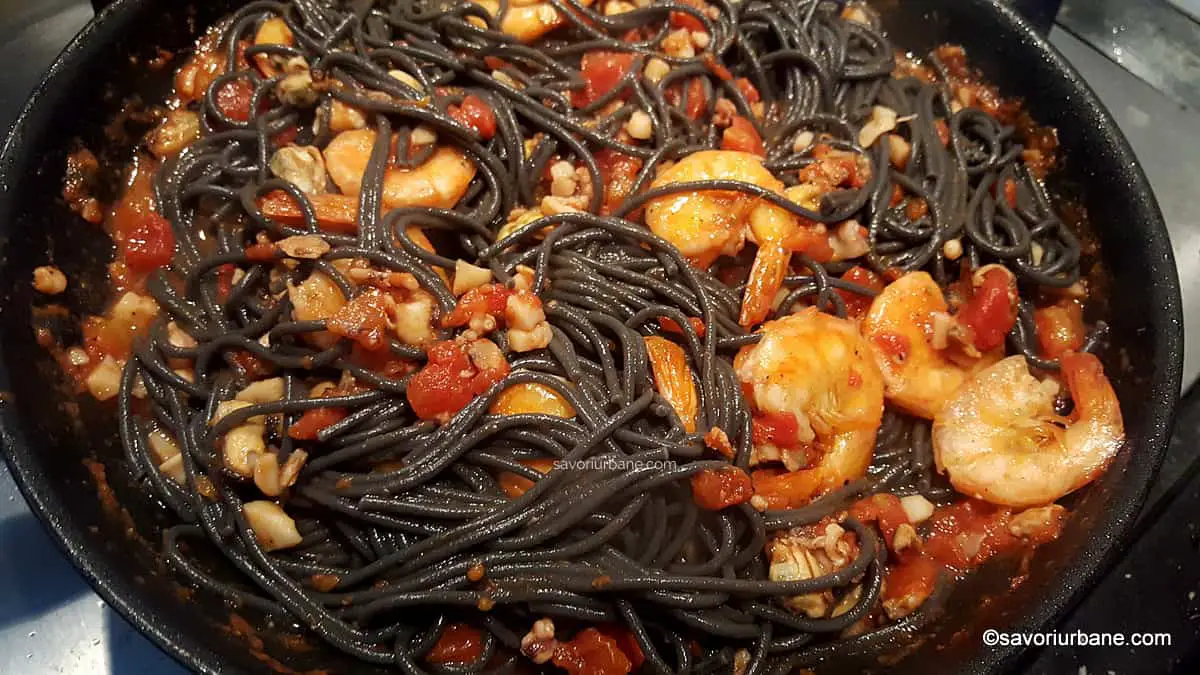 preparare paste negre cu fructe de mare creveti sos italian de rosii (3)