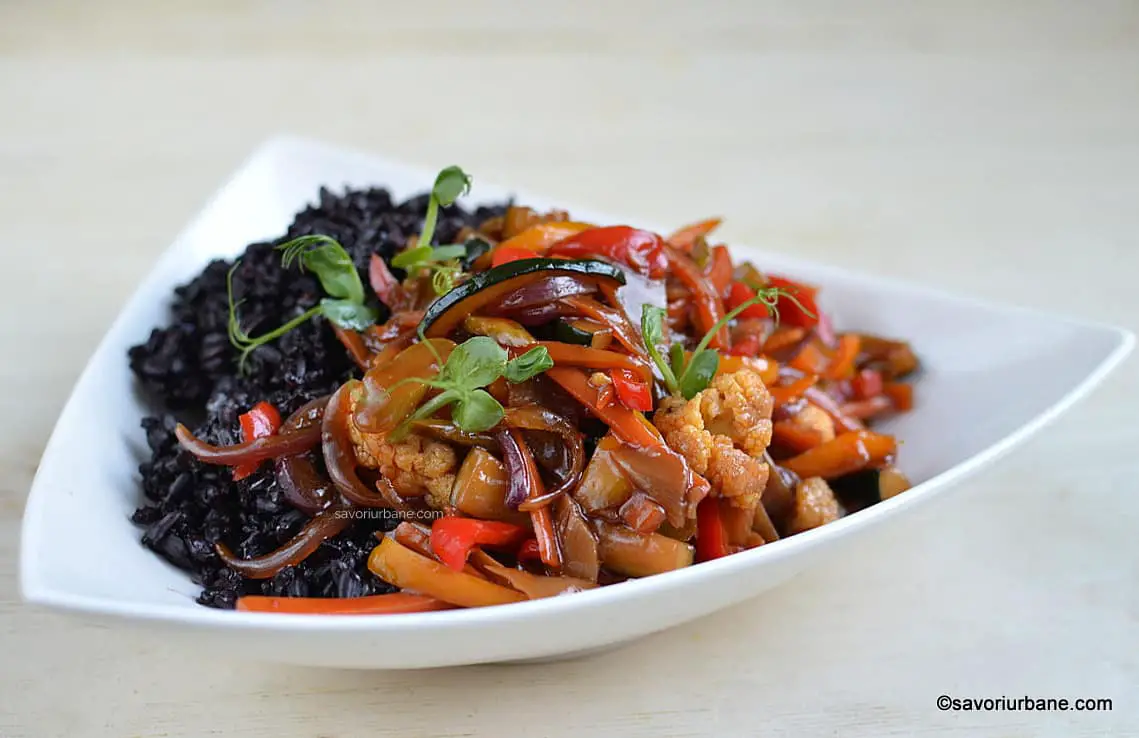 mouse Quickly to manage Legume sotate la tigaie în stil asiatic - stir fry de legume chinezești la  wok cu sos de soia, ghimbir și usturoi | Savori Urbane