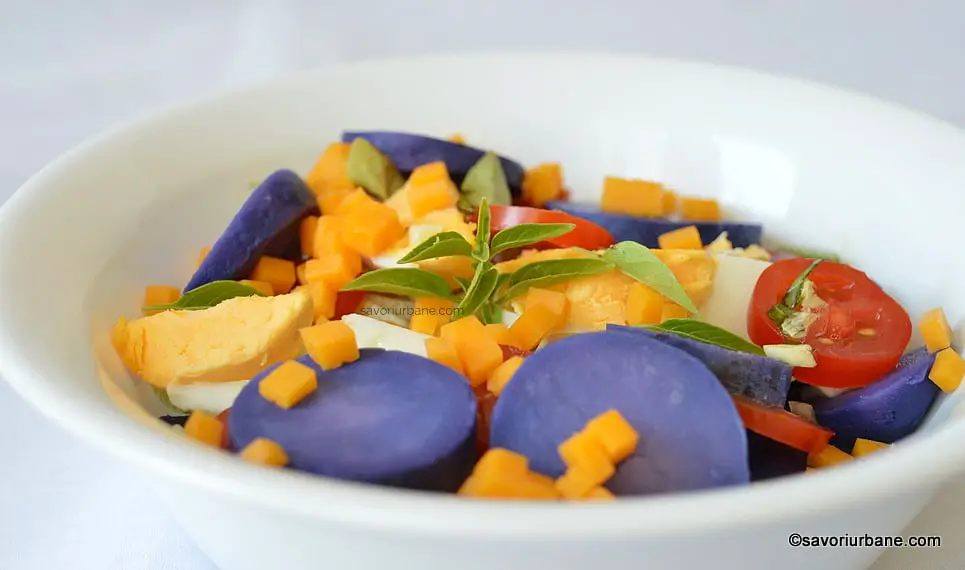 reteta salata de cartofi violet cu praz oua fierte rosii si cascaval