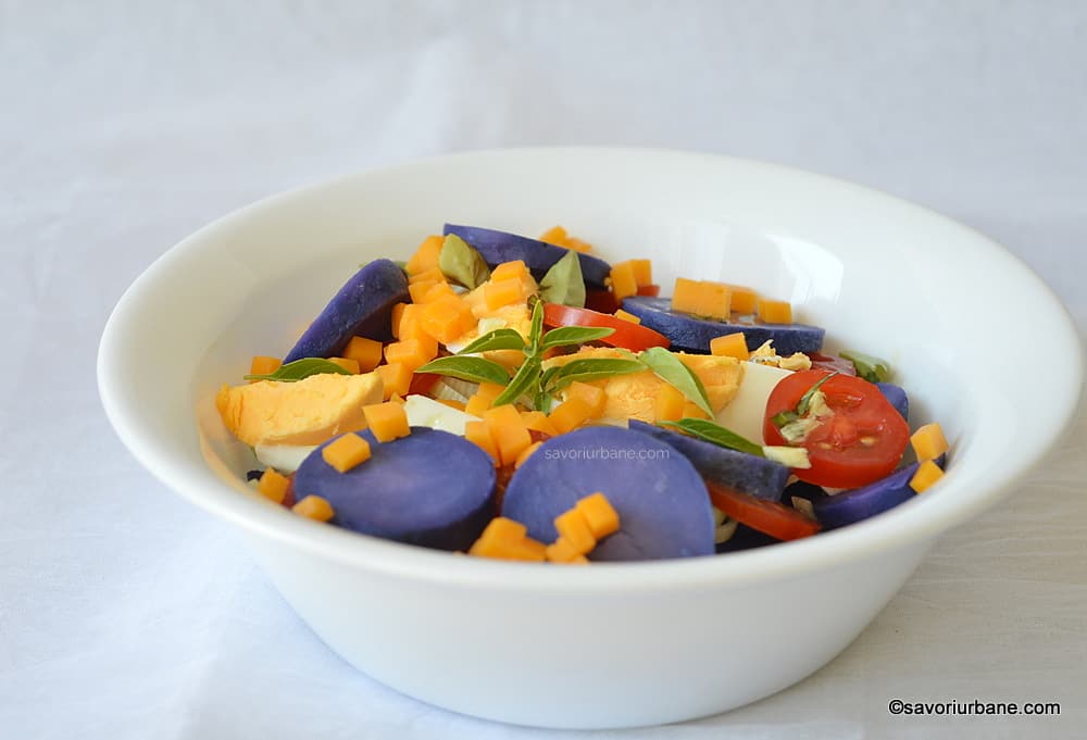 reteta salata de cartofi violet cu usturoi oua fierte rosii si cascaval