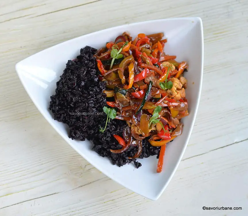 servire legume chinezești la wok in stil asiatic cu orez negru retet savori urbane