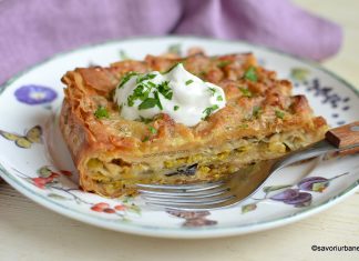 Plăcintă cu praz și brânză – rețeta rapidă cu foi subțiri din comerț servire placinta de praz cu cascaval si smantana