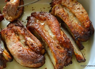 Cap de piept de porc la cuptor marinat în lapte cu usturoi și ceapă Cap de piept de porc la cuptor marinat în lapte, cu usturoi și ceapă reteta savori urbane