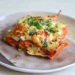 Cartofi și morcovi gratinați cu smântână și usturoi în stil dauphinois – la cuptor