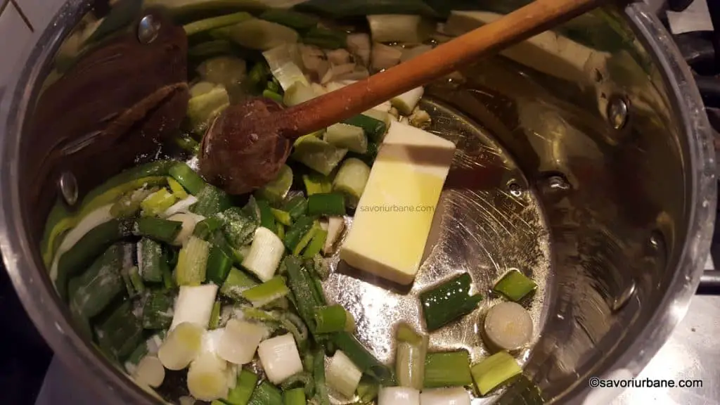 cum se caleste ceapa verde cu usturoi si unt pentru supa crema (1)