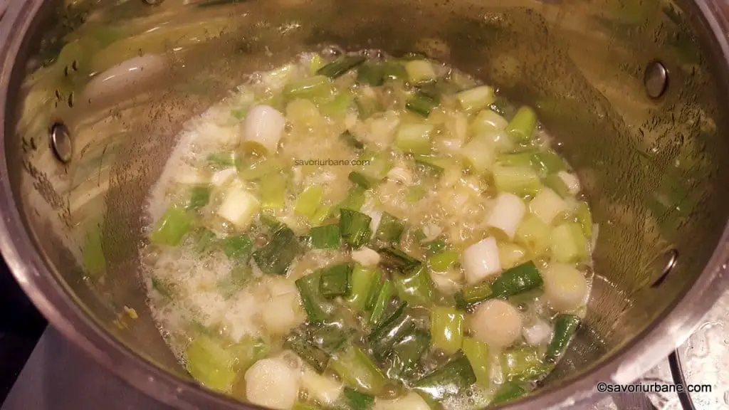 cum se caleste ceapa verde cu usturoi si unt pentru supa crema (2)