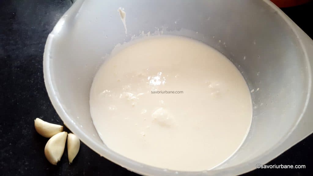 cum se face mixul de smantana dulce cu lapte si usturoi pentru gratin dauphinois de cartofi cu morcovi (1)