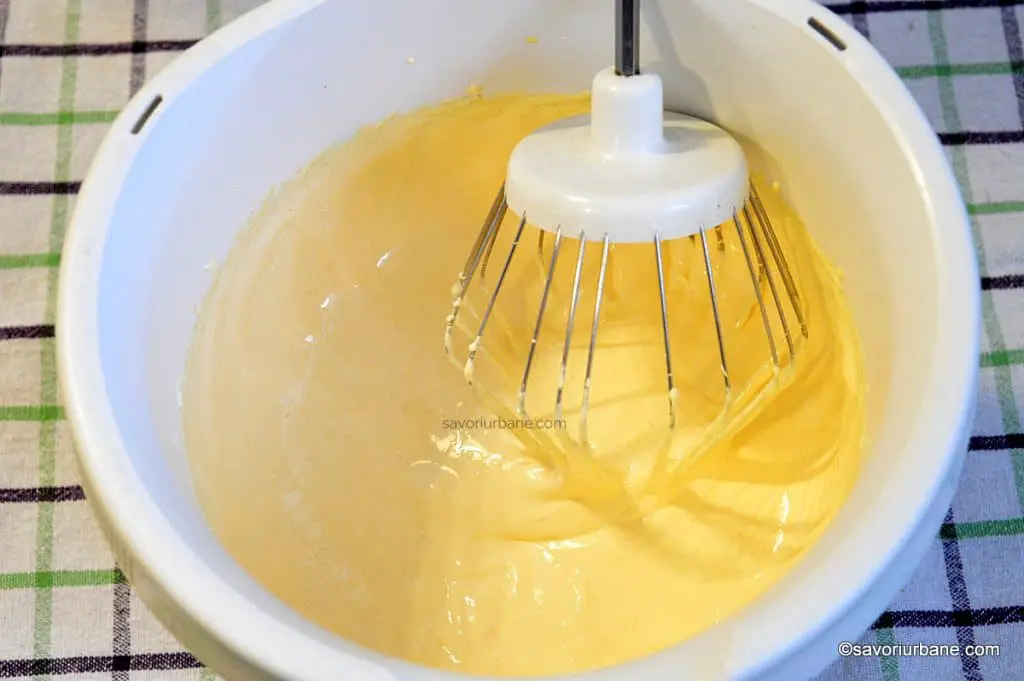 cum se freaca galbenusurile cu zahar pentru sodou de vanilie (2)