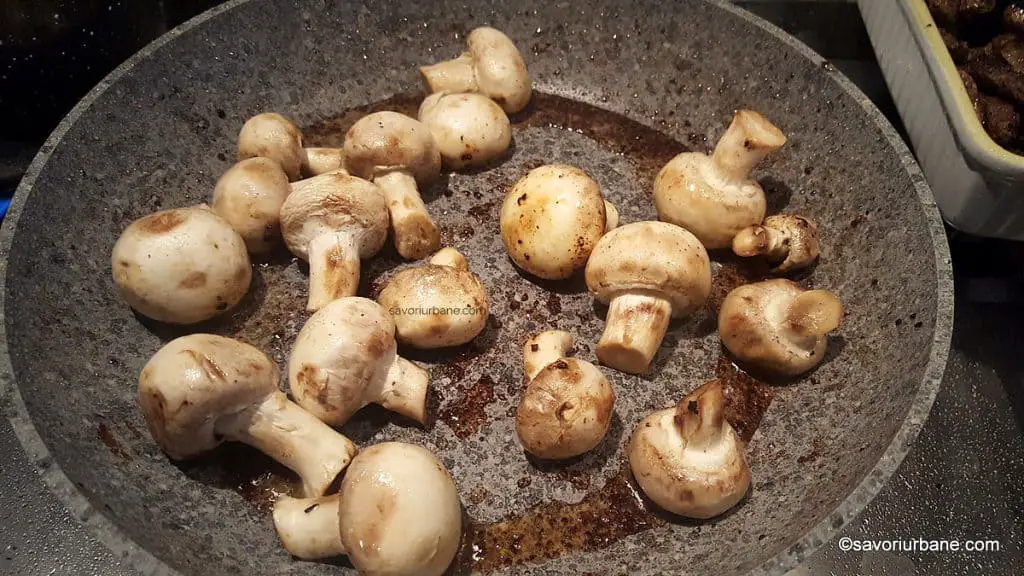 cum se soteaza ciupercile la tigaie pentru mancare de vita sau vitel (1)