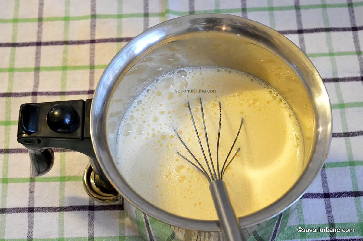 fierbere sos de vanilie in oala de lapte cu pereti dubli sau bain marie