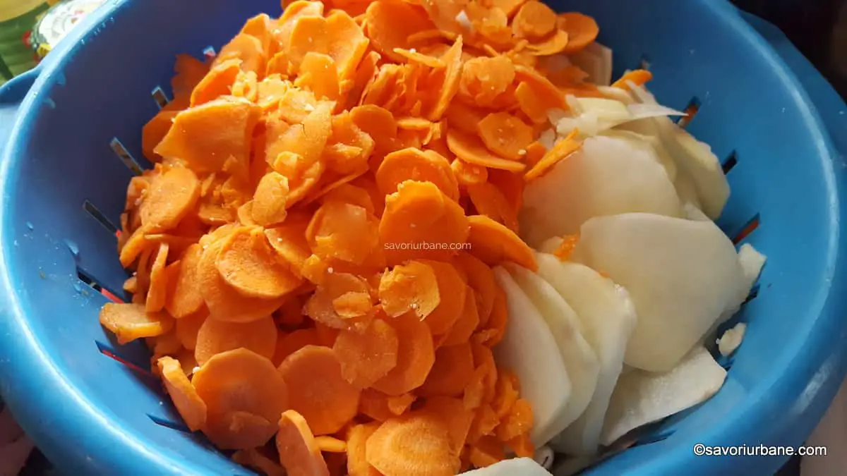 morcovi si cartofi feliati foarte subtire pentru gratin