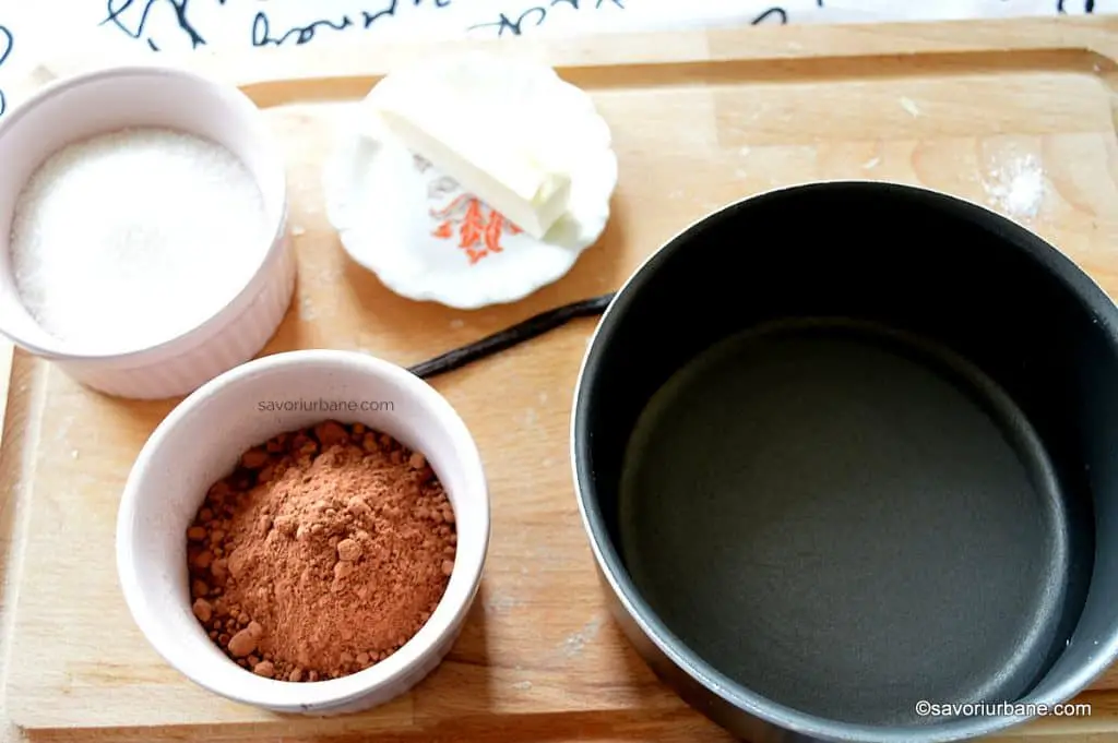 preparare sos ciocolata cu cacao apa zahar (1)