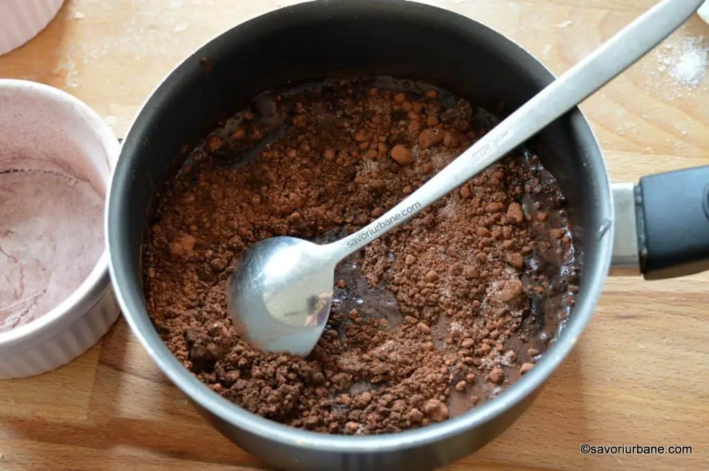 preparare sos ciocolata cu cacao apa zahar (2)