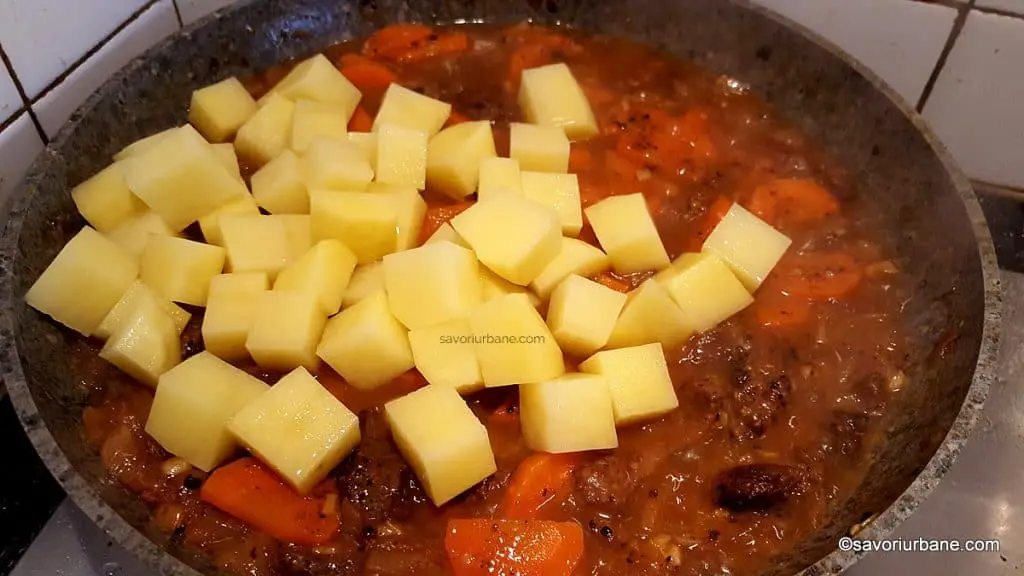 preparare tocana de vitel cu legume si cartofi (1)