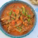 Mâncare de ciuperci pleurotus cu ceapă, legume și sos de roșii – rețeta de post