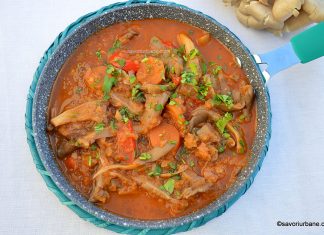 Mâncare de ciuperci pleurotus cu ceapă, legume și sos de roșii – rețeta de post Mâncare de ciuperci pleurotus cu legume - rețeta de post savori urbane