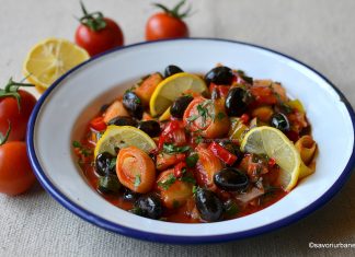 Praz cu măsline și sos de roșii – rețeta de mâncare de praz de post Praz cu măsline și sos de roșii - rețeta de mâncare de praz de post savori urbane