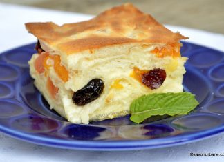 Prăjitură cu iaurt și fructe din compot sau congelate – cu foi subțiri de plăcintă Prăjitură cu iaurt și fructe din compot sau congelate - cu foi subțiri de plăcintă savori urbane