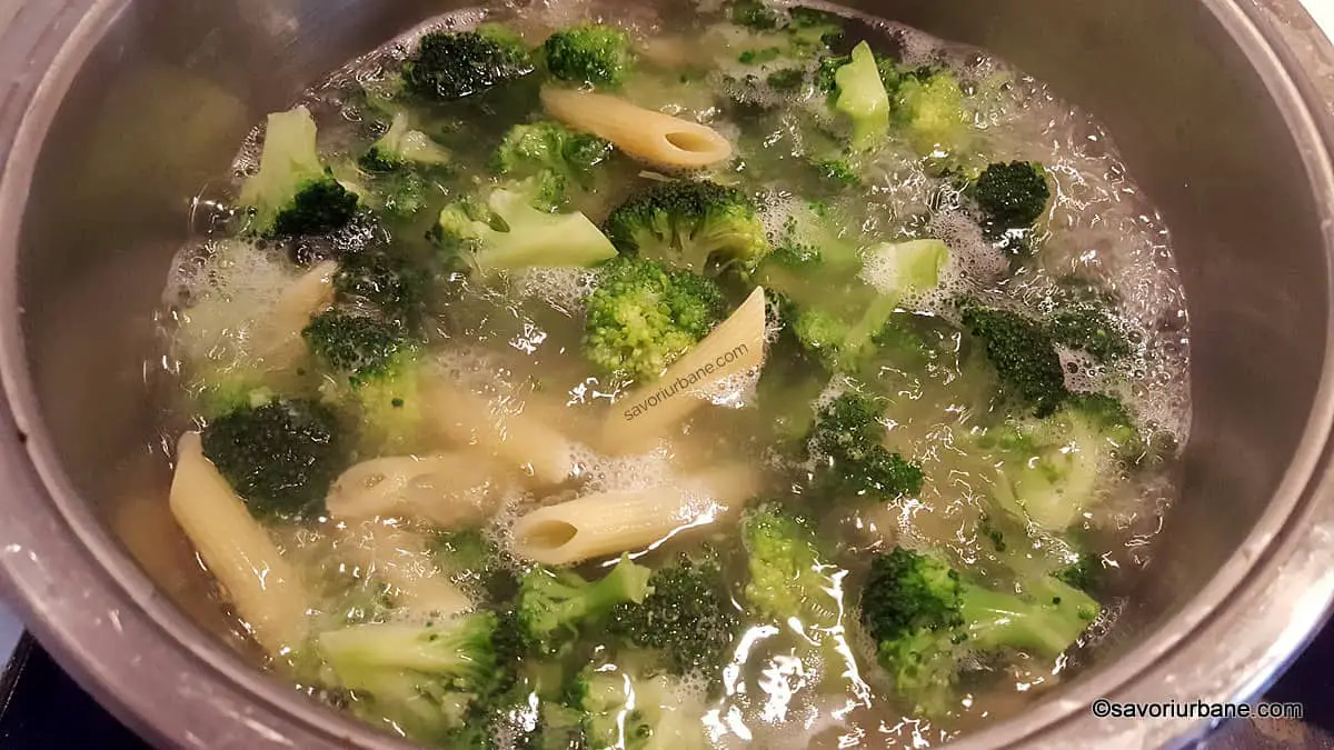 fierbere paste cu broccoli in aceeasi oala (2)